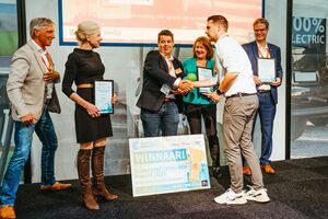 Uitreiking van de Waterstof Innovatie Award 2026 aan Elestor, met vertegenwoordigers op het podium